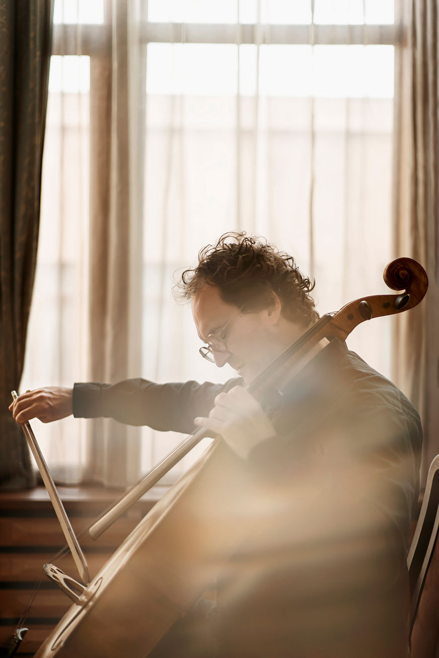 Cellist vor Fenster