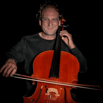 Ein Cellist vor schwarzem Hintergrund streicht, die Workshopinfos werden eingeblendet. Die Links im Text führen zu neuen Infos.