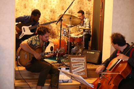 Jam Session Cello, Gitarre, Bass, Schlagzeug in einem Leipziger Cafe