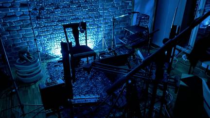 Ein Teddy passt auf die in blau getauchte Bühnenlandschaft des Tiny Concert Projektes in der Quarantäne auf