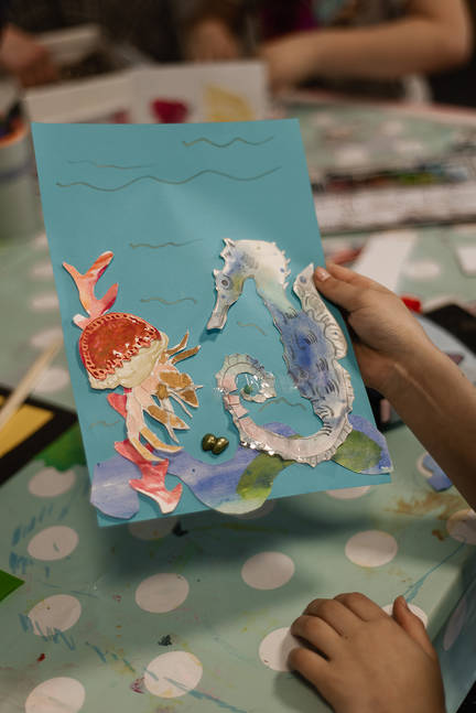 Unterwasserwelten aus Kinderhand: ein Seepferdchen und eine Qualle entstehen als bunte Collage – Fantasie zum Anfassen