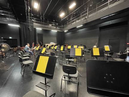 gelbe noten und schwarzer raum als kontrast motiv für Opernproduktion - hier der Arbeitsraum für das Orchester